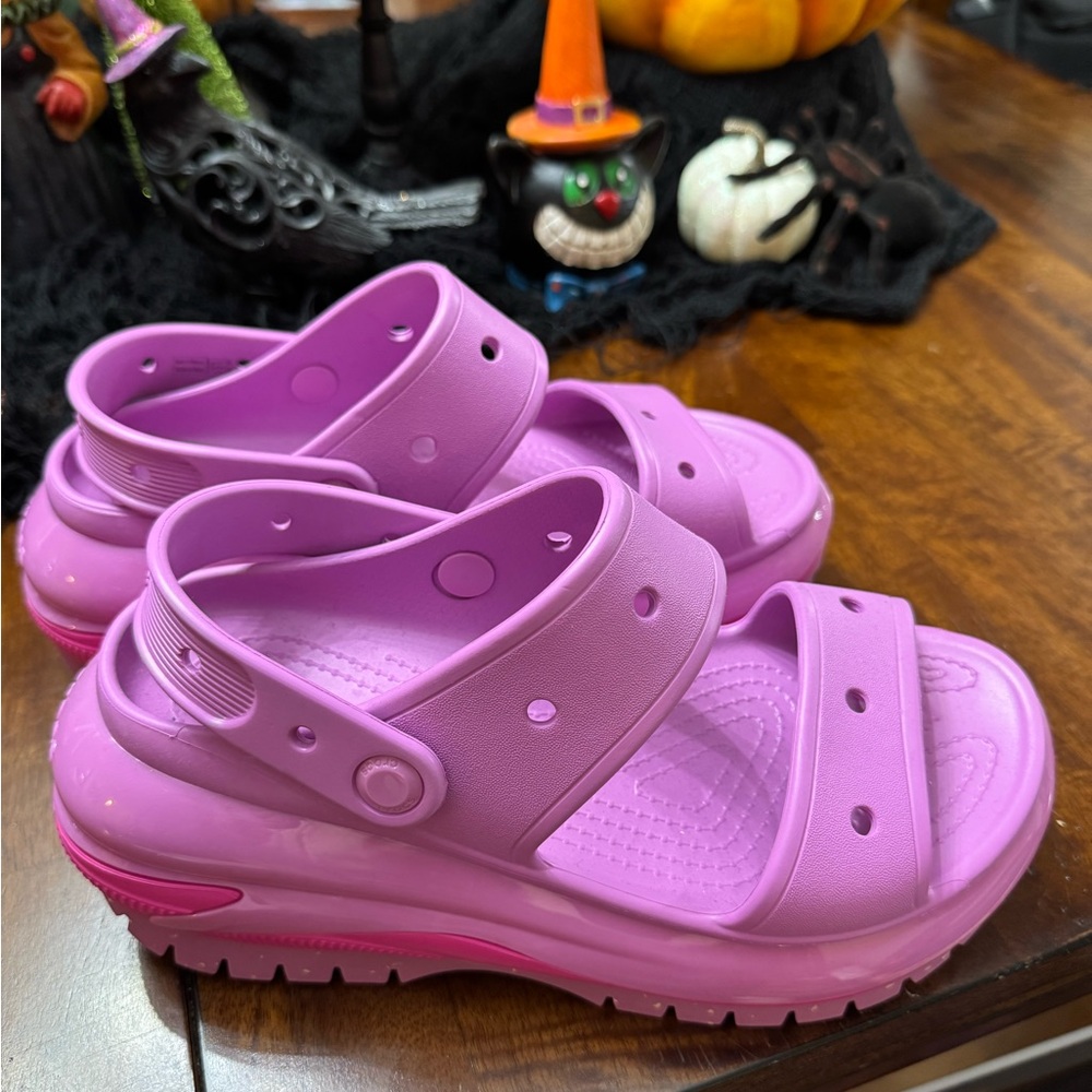 CROCS Mega Crush Women's Platform Sandals in Vibrant Purple size 8